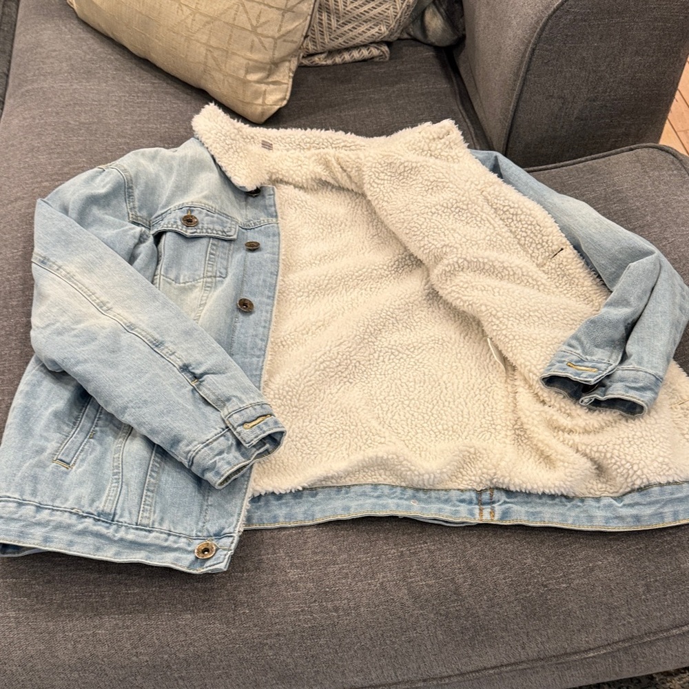 Men’s size Small Light Blue Denim Jacket with Sherpa Lining